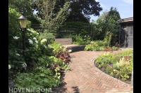 Tuinaanleg met bestrating, bloembakken en borders met nieuwe planten 3