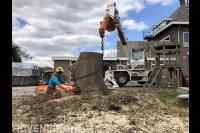 Boomstam aan de grond afzagen met kettingzaag