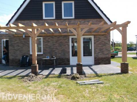 Robuuste houten pergola