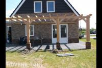 Robuuste houten pergola