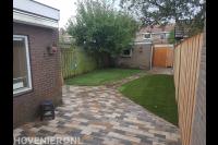 Achtertuin aanleggen met bestrating en graszoden