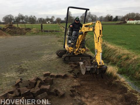 Oude bestrating verwijderen met minigraver