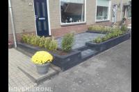 Onderhoudsarme voortuin met verhoogde borders en bestrating