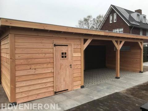 Houten schuurtje met overkapping en sierbestrating