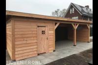 Houten schuurtje met overkapping en sierbestrating