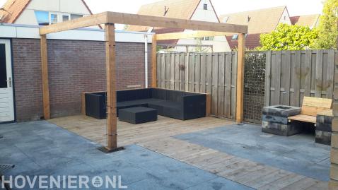 Robuuste houten pergola boven vlonder met loungebank