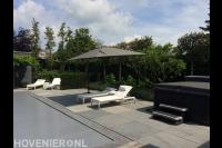 Bestrating van grote tuintegels rondom zwembad