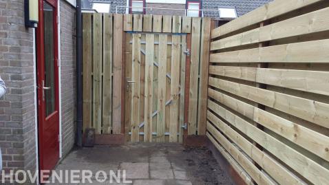 Houten schutting met tuinpoort plaatsen