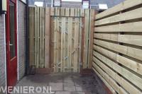 Houten schutting met tuinpoort plaatsen