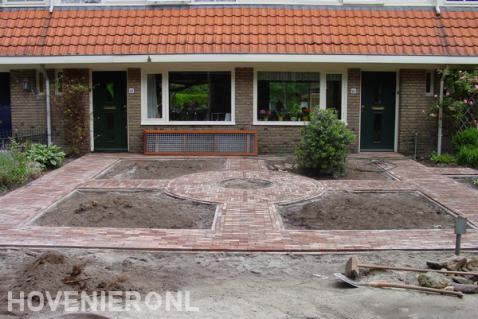 Aanleggen kleine voortuin met groene borders en bestrating 1