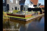 Houten beschoeiing in tuin aan het water