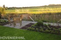 Schapenhek van kastanjehout met poort bij terras