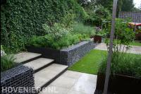 Borders met veel groen van stapelblokken en schanskorven