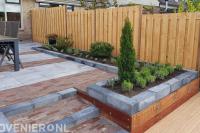 Trappetje van terras naar vlonder aan het water