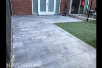 Achtertuin bestraten en kunstgras leggen