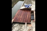 Hardhouten vlonder aan het water