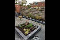 Onderhoudsarme achtertuin met bestrating, grind en plantenbakken 2