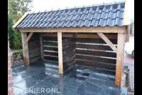 Kleine houten kapschuur