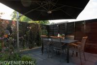 Zithoek met tuinset en parasaol