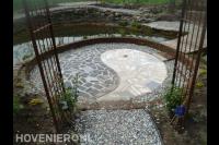 Terras met bestrating in yin en yang motief