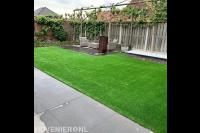 Kunstgras rondom stenen terras
