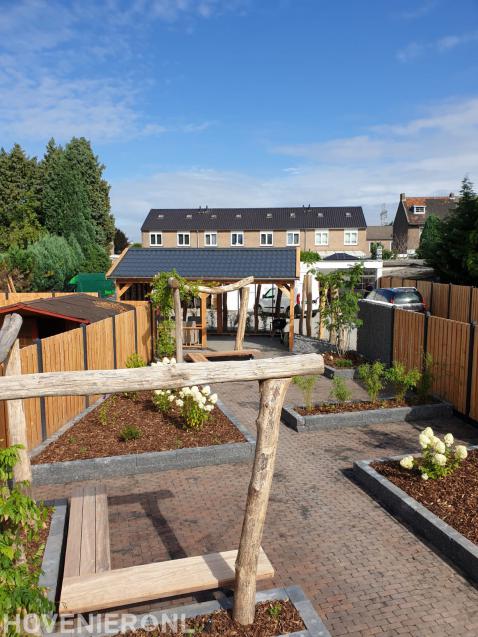 Complete tuinaanleg met terrassen en houten overkapping