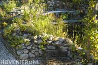 Stapelmuur van oude stenen bij ecologische vijver 2