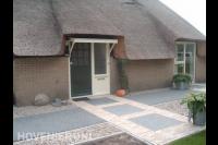 Bestrating met verschillende soorten klinkers bij voordeur woning