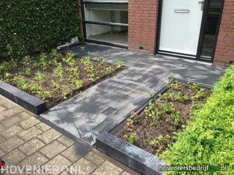 Onderhoudsvriendelijke voortuin met bestrating en nieuwe beplanting