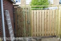 Houten schutting met tuinpoort