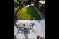 Achtertuin met terras, kiezels en grasmat