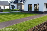 Voortuin aanleggen met bestrating en gazon van graszoden