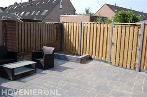 Tuinaanleg met bestrating en hout beton schutting met tuinpoort