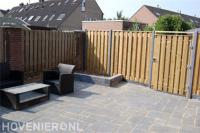 Tuinaanleg met bestrating en hout beton schutting met tuinpoort