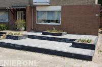 Onderhoudsarme voortuin met bestrating, trappetje en plantenbakken