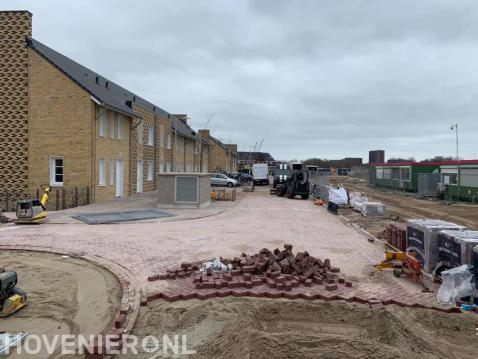 Bestraten van openbare weg in nieuwbouwwijk 1