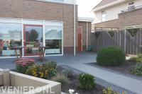 Tuinaanleg met terras, bestrating en nieuwe planten in borders