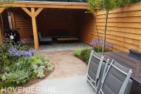 Houten veranda met loungeset