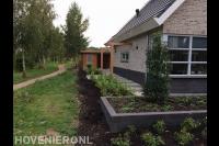 Tuinaanleg met pergola en schuurtje met overkapping