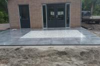 Terras bestraten met siertegels en natuursteen