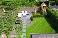 Bovenaanzicht tuin met terras, gazon en speeltoestel