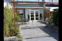 Terras van natuurstenen tegels met houten pergola 1