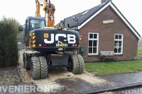 Voorbereidend grondwerk voor oprit met graafmachine