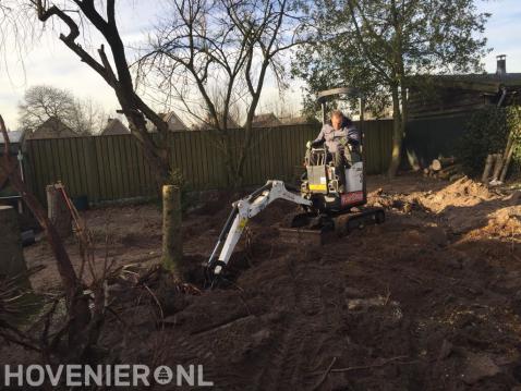 Tuin afgraven met minigraver