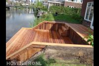 Vlonder en beschoeiing aan het water