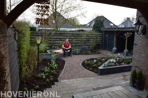 Tuinaanleg met bestrating, bloembakken en borders met nieuwe planten 1