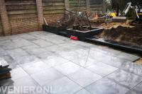 Terras van keramische tegels