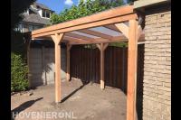 Houten overkapping met dak van plexiglas