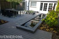 Houten vlonder bij strakke vijver met waterornament