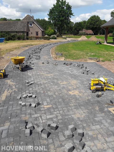 Toegangsweg bestraten met betonklinkers